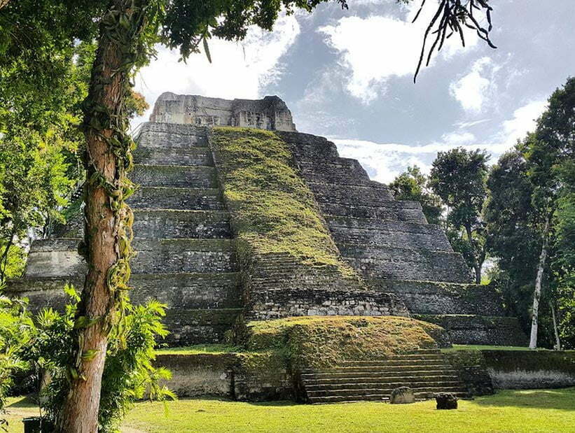 yaxha maya city temple